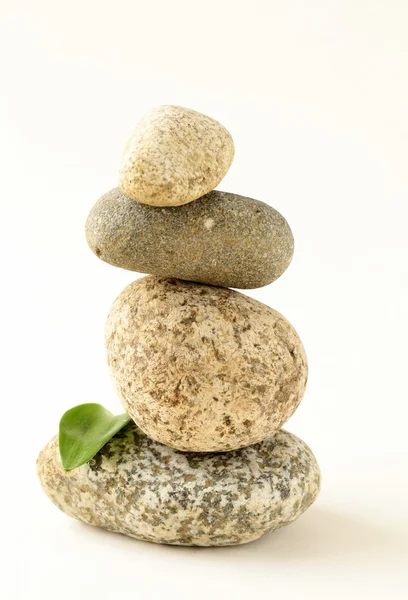 Kiegyensúlyozó kövek, fehér háttér — Stock Fotó