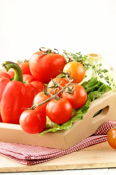 Olika färska grönsaker i en trä skål — Stockfoto
