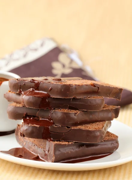 Bolo de chocolate com molho de cobertura de chocolate — Fotografia de Stock