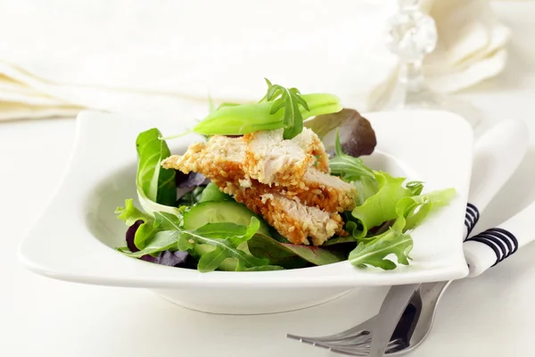 Insalata con pollo e verdure, piselli ed erbe aromatiche — Foto Stock