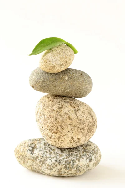 Równoważenie kamienie na białym tle — Zdjęcie stockowe
