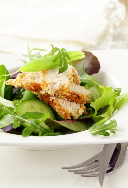 Insalata con pollo e verdure, piselli ed erbe aromatiche — Foto Stock