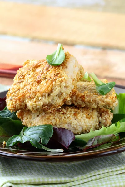 Жареная курица в кунжуте с салатом — стоковое фото