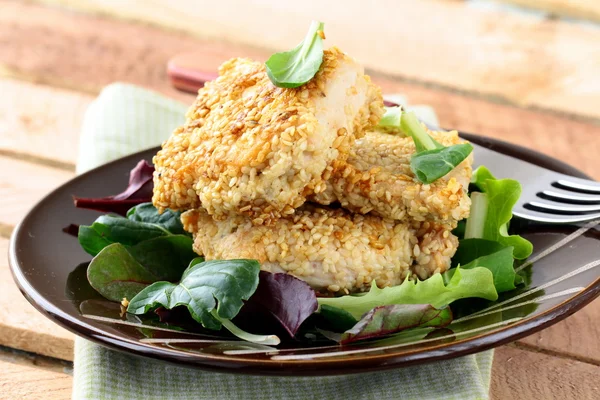 Fried chicken in sesame seeds with salad — Stock Photo, Image