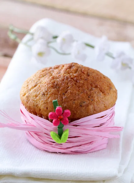 Los cupcakes hechos en casa están decorados con una cinta rosa —  Fotos de Stock