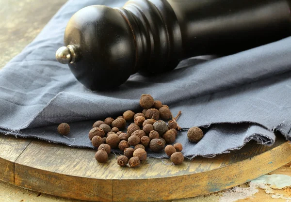 Heap of black pepper on the board — Stock Photo, Image