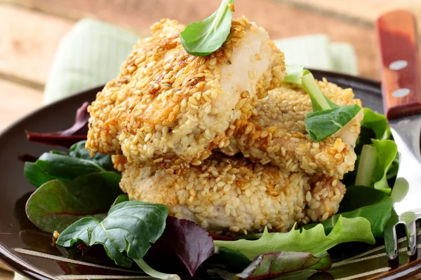 Pollo fritto in semi di sesamo con insalata — Foto Stock