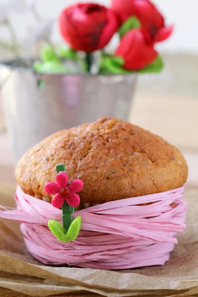 Hausgemachte Cupcakes sind mit einer rosafarbenen Schleife verziert — Stockfoto