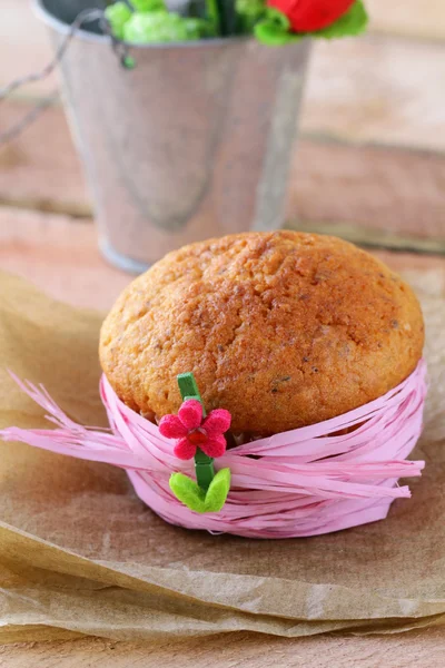 Hausgemachte Cupcakes sind mit einer rosafarbenen Schleife verziert — Stockfoto