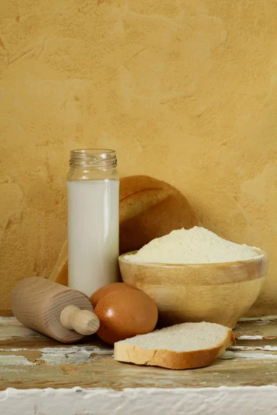 Natureza morta - pão, leite, farinha, ovos — Fotografia de Stock