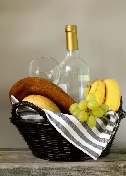 Cesta de piquenique com frutas frescas, pão e vinho — Fotografia de Stock