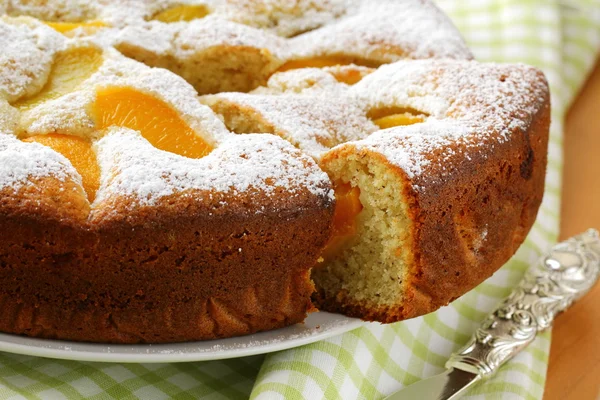 Домашний пирог с персиками, посыпанный сахарной пудрой — стоковое фото