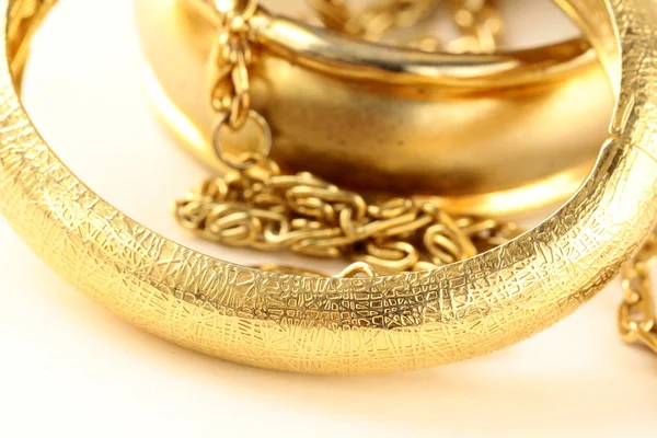 Makro strzał, złota biżuteria, bransoletki i łańcuchy — Zdjęcie stockowe