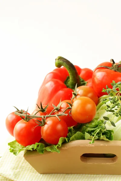 Différents légumes frais dans un bol en bois — Photo