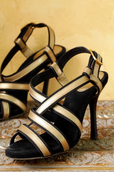 Stijlvolle women's schoenen mode op de glamoureuze achtergrond — Stockfoto