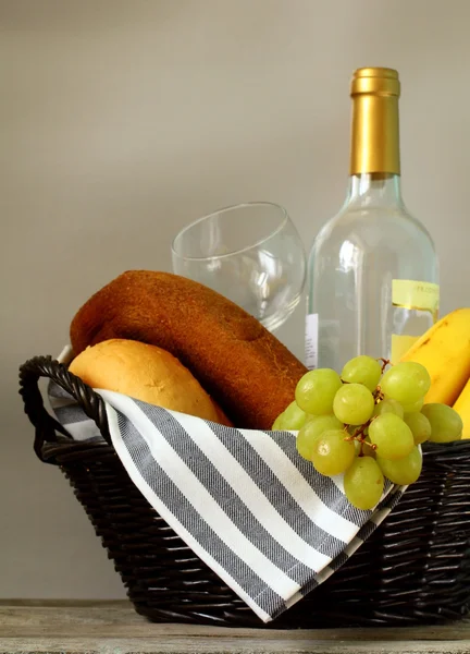 Cesto da picnic con frutta fresca, pane e vino — Foto Stock