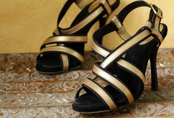 Módní stylové ženy boty na okouzlující pozadí — Stock fotografie