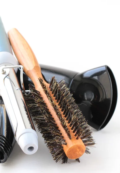 Secador de pelo y cepillo sobre fondo blanco — Foto de Stock