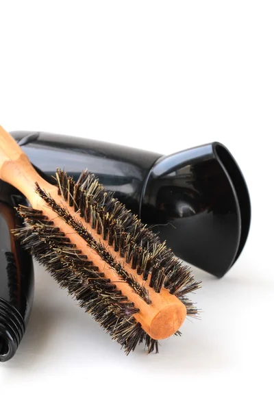 Secador de pelo y cepillo sobre fondo blanco — Foto de Stock