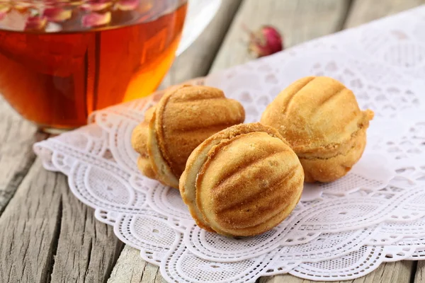 Domácí sušenky cookies na dřevěný stůl, rustikální styl — Stock fotografie