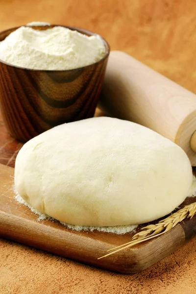 Pasta fresca con farina su tavola di legno — Foto Stock
