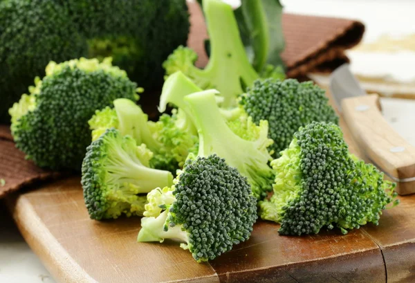 Verse broccoli op een houten bord — Stockfoto