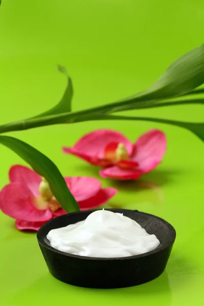 Crème pour le visage et le corps sur fond vert, concept spa — Photo