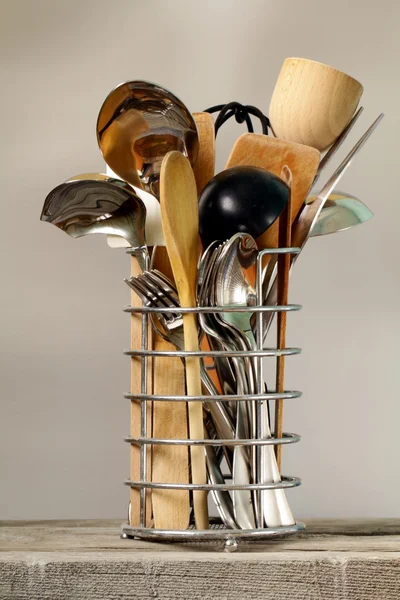 Drewniane łyżki i widelce, w postaci metalu, naczynia kuchenne — Zdjęcie stockowe