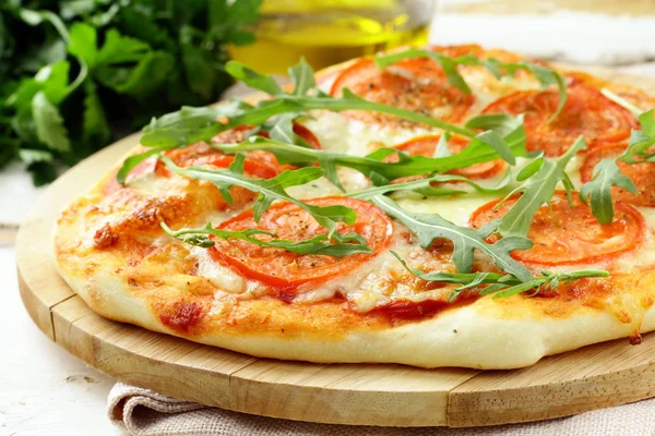 Margarita pizza com tomates e com arugula, no tabuleiro — Fotografia de Stock