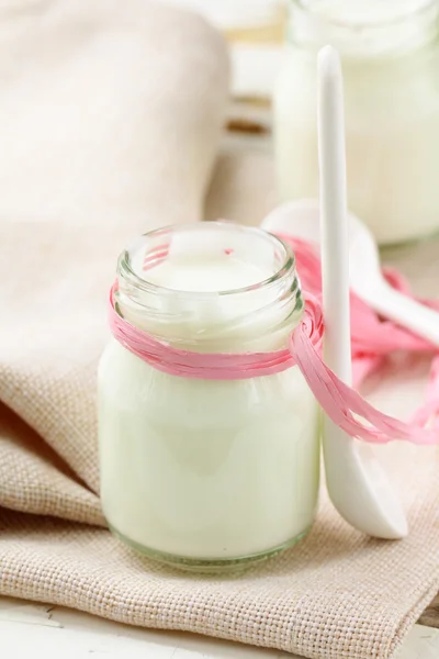 Świeży jogurt naturalny w słoik — Zdjęcie stockowe