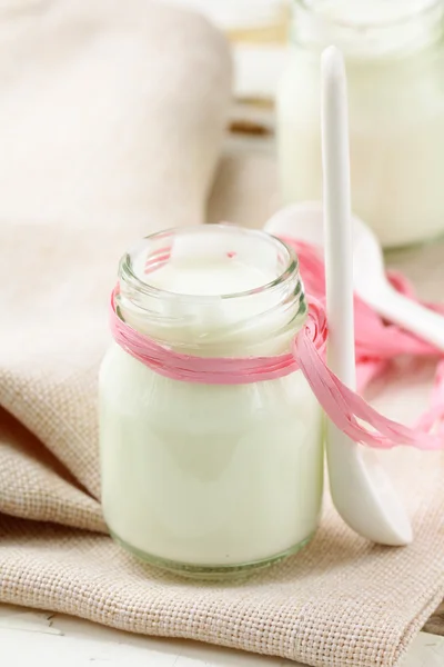 Verse natuurlijke yoghurt in glazen pot — Stockfoto