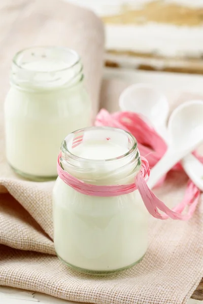 Verse natuurlijke yoghurt in glazen pot — Stockfoto