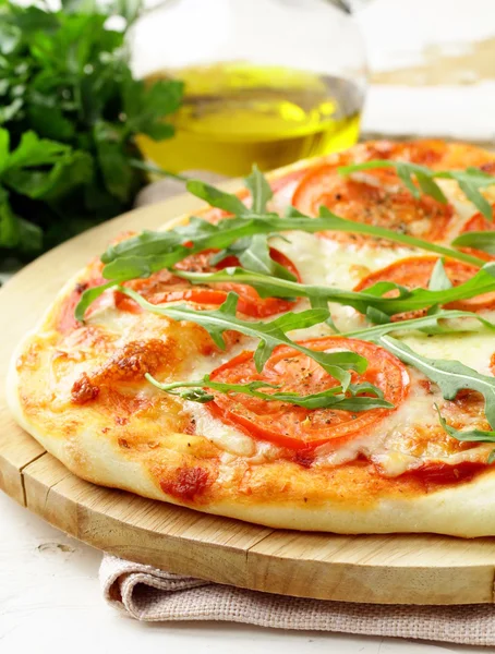 Margarita pizza com tomates e com arugula, no tabuleiro — Fotografia de Stock