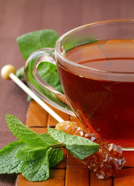 Чашка чая с мятой на коричневом фоне — стоковое фото