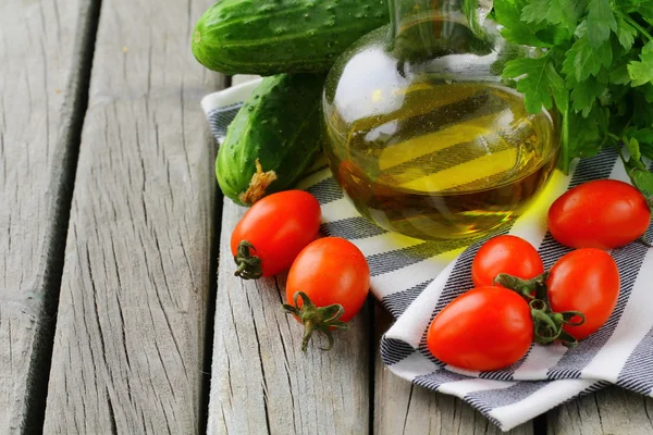 Вишневі помідори, оливкова олія та петрушка на дерев'яному фоні — стокове фото