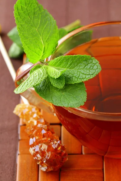 Чашка чая с мятой на коричневом фоне — стоковое фото