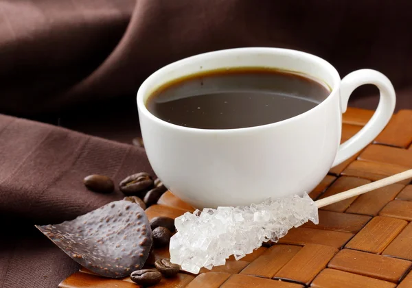 Piccola tazza di caffè espresso su sfondo marrone — Foto Stock