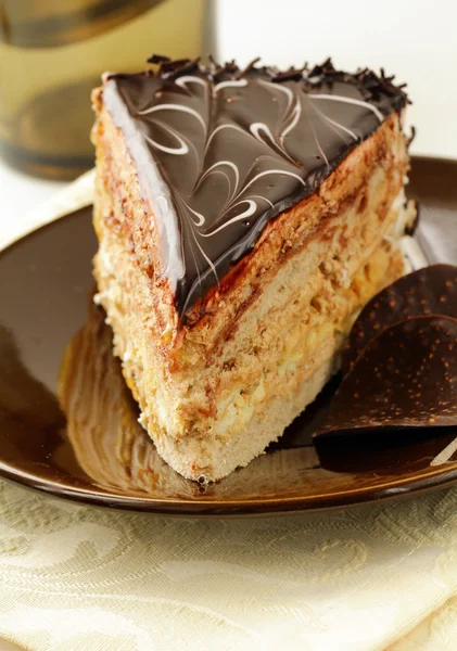 Choklad tårtbit på en tallrik — Stockfoto