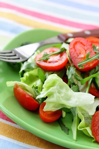 Салат с салатом и огурцом, рукколой и помидорами черри — стоковое фото