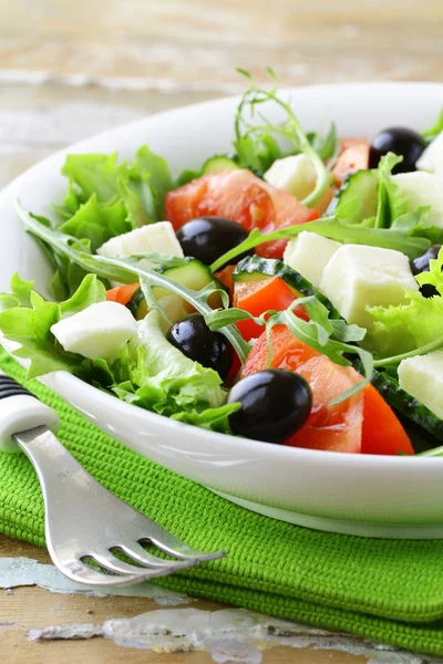 Grekisk sallad med oliver, tomater och fetaost — Stockfoto