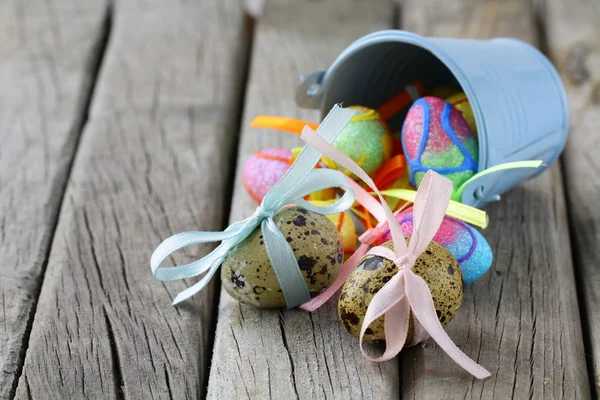 Velikonoční křepelčích vajec na dřevěné pozadí — Stock fotografie