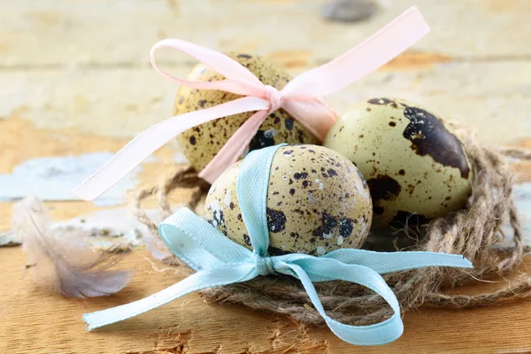 Πασχαλινά αυγά ορτυκιών σε ξύλινα φόντο — Φωτογραφία Αρχείου