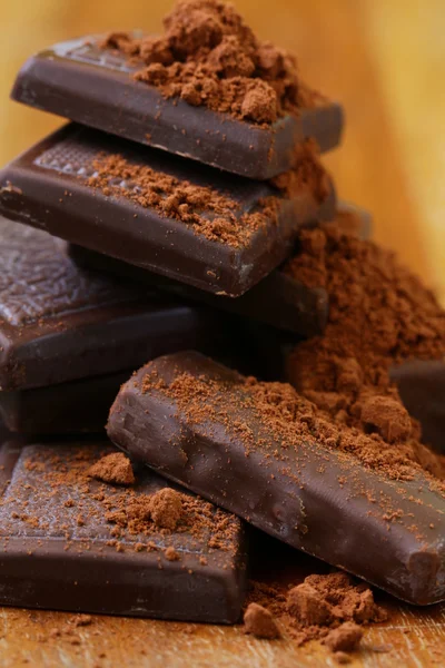 Натюрморт шоколадное какао, шоколадная стружка и конфеты — стоковое фото