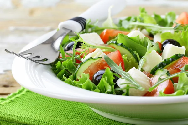 Salade grecque aux olives, tomates et fromage feta — Photo