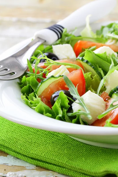 Griekse salade met olijven, tomaten en fetakaas — Stockfoto