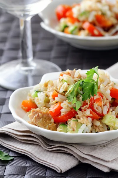 与水稻、 蔬菜和金枪鱼沙拉 — 图库照片