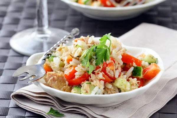 Салат с рисом, овощами и тунцом — стоковое фото