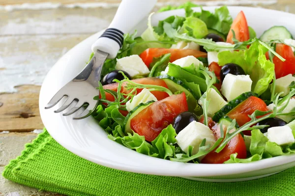 Salada grega com azeitonas, tomate e queijo feta — Fotografia de Stock