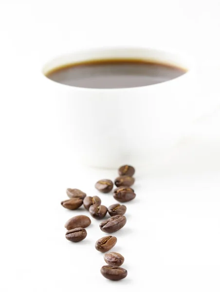 白い背景の上のコーヒーのエスプレッソの小さなカップ — ストック写真