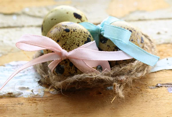 Ovos de codorna de Páscoa em fundo de madeira — Fotografia de Stock